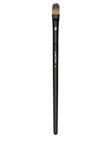 This easy-to-clean, synthetic brush is the ideal partner to all concealers. The tapered edge lays down just the right amount of coverage to camouflage imperfections, including dark circles, without settling into lines. Can also be used to apply cream eye shadows. The softer, more graduated tip allows for more even, controlled blending. Made in USA. 