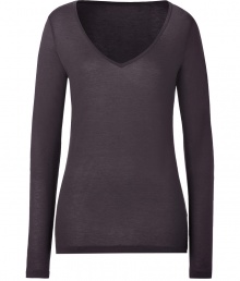 Stylish long sleeve t-shirt in charcoal cashmere and viscose blend - Extra-soft, hits just below the hip - Flattering wide v-neckline shows off just a hint of a d?colletage - Slightly slimmer fit ideal for layering - Wear solo, or beneath a blazer or long cardigan and jeans