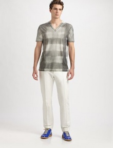 Remarkably soft cotton v-neck finished with an abstract check-pattern print.V-neckCottonMachine washMade in Italy