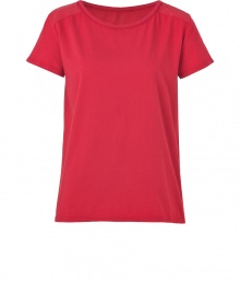 Stylish top in fine ruby-red cotton - Super-soft and comfortable - Slim cut with feminine crew neck and short sleeves - Decorative stitched shoulders - Works with almost everything in your wardrobe, from skinny jeans to business trousers - Pair with a cardigan or blazer