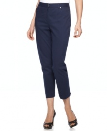 A slim fit and super-versatile color make these Jones New York Signature trousers a wardrobe essential.