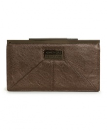 Sophisticated and stylish. This refined wallet by Kenneth Cole Reaction features an all-over slight sheen, signature plaque at front and sleek kiss lock closure.