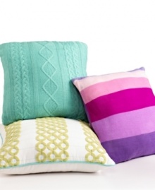 Come full circle. Sassy circles in a bright green hue embellish this decorative pillow from Jenni for an extra pop of style on your Daisy bed. Let stand alone or pair with other decorative pillows for a fun look.