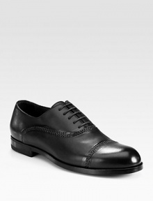 Handsome leather oxford with impeccable hand stitching and painting, exuding expert Italian craftsmanship and attention to detail.Leather upperLeather liningPadded insoleRubber soleMade in Italy