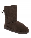 A cozy, chic classic. Bearpaw's Elizabeth boots heat up any look when the temperatures drop.