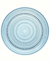 Like dewdrops in the morning sun, the bubbles circling Iittala's Kastehelmi plate glisten in pressed glass to reflect all the light at your table. A watery blue hue adds to the tranquil nature of the vintage Oiva Toikka design.