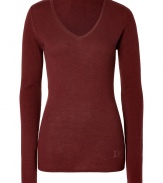 Elegant and ultra-flattering, this sumptuous cashmere pullover from Dear Cashmere is guaranteed to be a new-season staple - V-neck, long sleeves, slim fit, long body, rhinestone logo at hem - Pair with skinny jeans, a chunky cardigan, and high heel booties