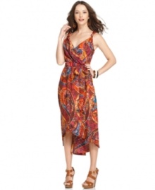 London Times' dress wows with a vibrant paisley-inspired print and an alluring high-low hem. Pair with your favorite wedges or chunky open-toe heels!