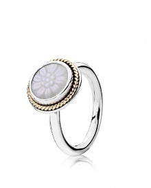 PANDORA's fresh, feminine signet ring features delicate daisy engraved mother-of-pearl. A mixed-metal setting of sterling silver and 14K gold completes the look.