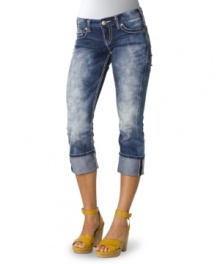 A dusty fade lends one-of-a-kind texture to these cuffed capris from Silver Jeans! Pair the denim with your platform sandals for a signature warm-weather look!