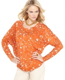 An allover splatter print adds a modern appeal to this MICHAEL Michael Kors top while the batwing sleeves are just the right amount of slouch to be on-trend for the season!