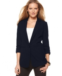 An on-trend outerwear style, this relaxed MICHAEL Michael Kors boyfriend blazer adds polish to any look! (Clearance)