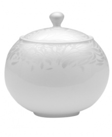 A soft, feminine look with Denby durability, the Lucille Silver sugar bowl offers enduring everyday style. Shimmering swirls adorn creamy bone china in a pattern inspired by vintage lace and designed by English stylemaker, Monsoon.