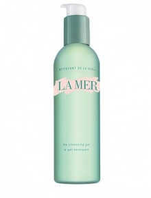 Powerful yet gentle, this oil-free facial cleanser draws away dirt, debris, make-up, pollutants and excess sebum with magnetized tournaline and La Mer's exclusive Deconstructed Waters. Formulated with non-detergent ingredients essential to maintaining the skin's delicate moisture barrier, this cleaner will not upset the complexion, even with frequent use. Ideal for normal to oily skin types. 6.7 oz. 