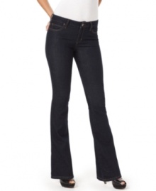 A classic dark wash and a flattering high waist make these Joe's Jeans bootcut jeans the perfect pick for a sleek silhouette!