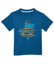 Roll, baby, roll. Refresh his wardrobe and keep his style moving with one of these screen print tees from Nike Action.