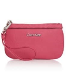 Take an elegant approach to everyday accessorizing with this grab-and-go design from Calvin Klein. Crafted from soft Saffiano leather with gleaming hardware, it goes from day-to-night without missing a beat.