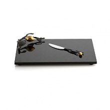 The Lemonwood Collection, which centers around the making and serving of lemonade--that peaceful moment when we finally calm down and gather with friends and family--channels a romantic glimpse of Americana. This carefully wrought cheeseboard offers a dose of finesse to the mix with a bold black base and gold sculptural details on the board and knife.