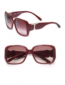 THE LOOKRectangular silhouetteAcetate framesSignature interlocked metal logo at templesUV protectionSignature case includedTHE COLORBurgundy frames with brown gradient lensesORIGINMade in France