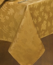 Elegance with an autumnal twist. Featuring a leafy damask pattern in radiant gold, these Homewear napkins outfit harvest tables in seasonal splendor.