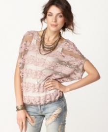 Free People's casual top takes you from day to night with sophisticated lace. Pair it with a cami and destroyed jeans for a trend-forward ensemble.