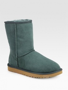 Soft sheepskin pairs with comfortable shearling lining for warm results.Sheepskin upper Pull-on style Rubber sole ImportedOUR FIT MODEL RECOMMENDS ordering true whole size; ½ sizes should order the next whole size up.