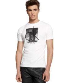 Think big. This large graphic t-shirt from Calvin Klein adds some boldness to your summer style.