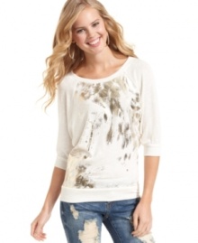 BCX remixes the laid-back raglan top, giving it a major style boost with a brushstroke metallic print!