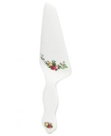 Garnished with the popular Old Country Roses dinnerware pattern, this charming cake server from Royal Albert brings the bounty of the English countryside to your table in fine bone china.