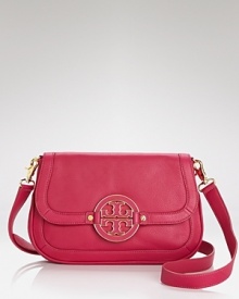 Take Tory Burch's signature style out for the evening with this clutch. Crafted of leather and accented by a bold logo plaque, it's a covet-worthy way to work the brand's NYC-bred polish.