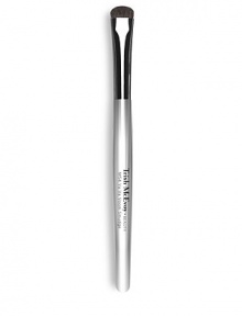 Create a smudge eye liner look with one quick stroke. Shaped for mistake-proof application. 