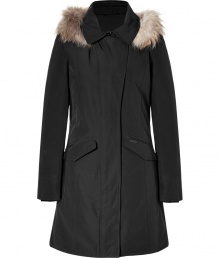 Detailed with a utilitarian chic collar and luxe raccoon fur trim, Woolrichs Vail down parka is a must for contemporary cool weather looks - Hood with raccoon fur trim, snapped spread collar, long sleeves, fitted ribbed knit cuffs, hidden two-way front zip, snapped placket, snapped front flap pockets - Contemporary fit, slight A-line silhouette - A versatile, classic coat perfect for both city streets and country slopes