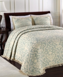 The All Over Brocade bedspread exudes a traditional appeal with a beautifully woven pattern and decorative fringe along the edges. Choose from four timeless colorways.