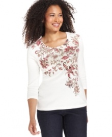 Karen Scott's petite floral print tee offers comfort and style! Pair with your favorite jeans for a complete look.