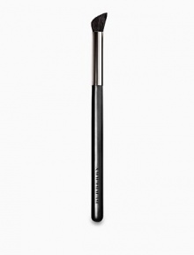 Burberry Eye Brush No.11 is a wide contour brush made from ultrasoft goat hair. It is used for the outer corners of the lid to add depth and enhance the eyes. Used by Burberry Beauty makeup artists to create a contoured eye shape. 