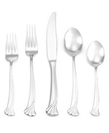 A breath of fresh air, Ginkgo Leaf flatware lends unconventional style to casual dining with a fluid handle design and botanical detail. Stainless steel place settings shine bright and look impeccable, meal after meal.