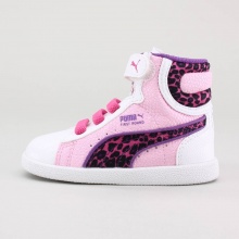 The girls' First Round is a classic basketball styled shoe offering one of Puma's most treasured styles.