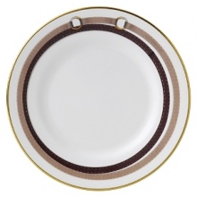 Wedgwood pays tribute to the traditional English equestrian lifestyle with this fine plate inspired by the work of 18th-century horse painter George Stubbs. Burnished gold silhouettes, classic stirrup stripes and rich shades of tan and brown evoke the stylish essence of horse riding.