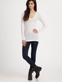 Lightweight cotton and a flattering V-neck make this casual piece an everyday essential.V neckline Long sleeves Pullover style Cotton Machine wash Made in USA