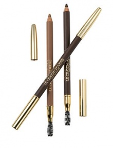 Powder Pencil for the Brows. The all-in-one essential for natural-looking, beautiful brows. At one end: a powder pencil to colour-correct and contour. At the other: a handy brush to blend and groom for soft, subtly defined brows. 