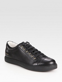 Make moves around the town in this refined classic lace-up constructed in smooth leather with matching rubber sole.Leather upperLeather liningPadded insoleRubber soleMade in Italy