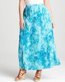 Every city girl needs a bold maxi to work into her weekend wear. This MICHAEL Michael Kors maxi hits the mark, pairing pretty pleats with a marble swirl of turquoise.