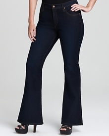 With a dark wash and a flared silhouette, these James Jeans Plus jeans lengthen your leg line for a slim, svelte look. Amp up the pair with stacked heels and embrace style that never quits