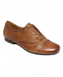 Fossil's Bobbi oxford flats look great with all of your most structured outfits. The laceless style slips on so easily.