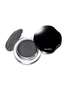 A radiant, lightweight cream eye shadow that lasts for 16 hours. Maintains a just-applied fresh look that lasts all-day without smudging or creasing. Smudge-free with a lustrous finish. Applies easily with your fingertip for a smooth, even-colored finish. Hydrates skin with Super Hydro-Wrap Vitalizing DE.