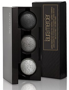 Dress up your holiday look this season with Laura Mercier's Petite Baked Eye Colour Trio Wet/Dry. Featuring 3 Baked Eye Colours in a range of shimmering shades, this petite and portable palette is the perfect way to take your look from day to night. For an even wash of colour, apply dry or for more vibrant shimmer, simply dampen brush with water and apply wet. 