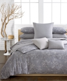 This Calvin Klein Lilacs sham, decorated with muted lilac patterns, is the perfect finishing touch to your bed.