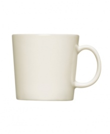 With a minimalist design and unparalleled durability, this mug from Iittala's collection of white dinnerware makes preparing and serving hot drinks a cinch. Featuring a sleek profile in timeless white porcelain by Kaj Franck for Iittala.