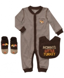 Keep your sweet boy's feathers unruffled with this fun Mommy's Little Turkey Thanksgiving bodysuit, bib and booties 3-piece set from Carter's.