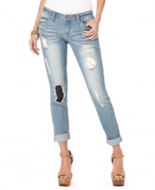 Dollhouse brings chic destruction to a pair of skinny jeans in this cropped and cuffed light wash style!